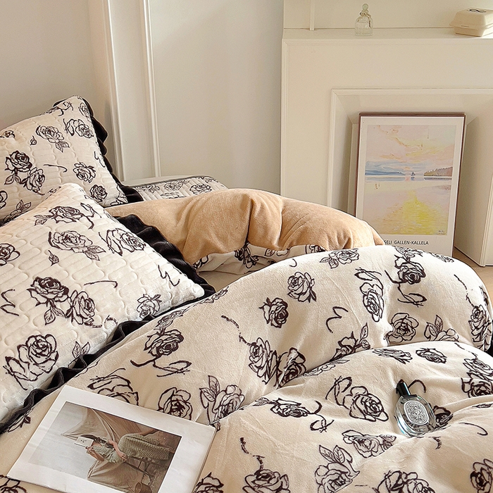 91家纺网 家纺一手货源 找家纺 美梦家纺 2024新款牛奶绒花边款夹棉床盖三件套 花边-米雅