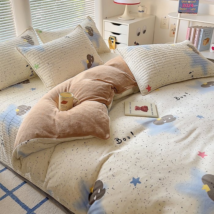 91家纺网 家纺一手货源 找家纺 美梦家纺 2024新款牛奶绒简单款夹棉床盖三件套 象先生蓝