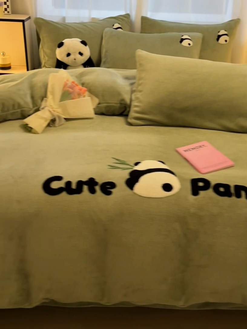 91家纺网 家纺一手货源 找家纺 葡萄家 2024新款卡通牛奶绒毛巾绣可爱熊猫保暖四件套提供买家秀 萌宝牛奶绒-绿