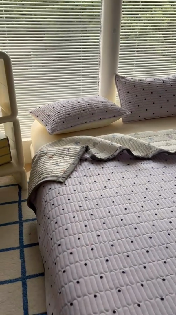 91家纺网 家纺一手货源 找家纺 美梦家纺 2024新款牛奶绒简单款夹棉床盖三件套 波点紫