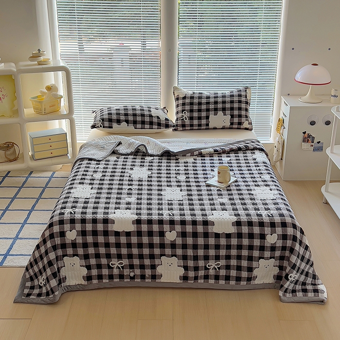 91家纺网 家纺一手货源 找家纺 美梦家纺 2024新款牛奶绒简单款夹棉床盖四件套 精灵熊黑