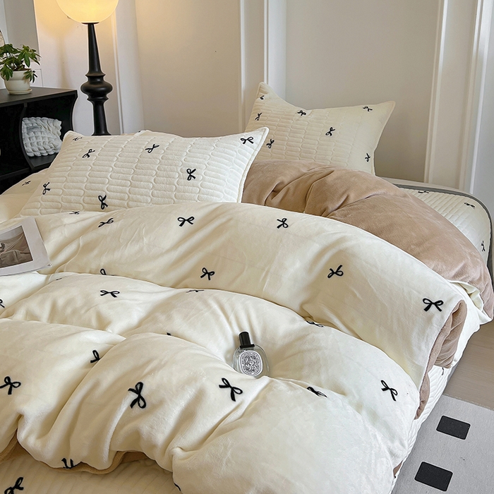 91家纺网 家纺一手货源 找家纺 美梦家纺 2024新款牛奶绒简单款夹棉床盖四件套 蝴蝶结