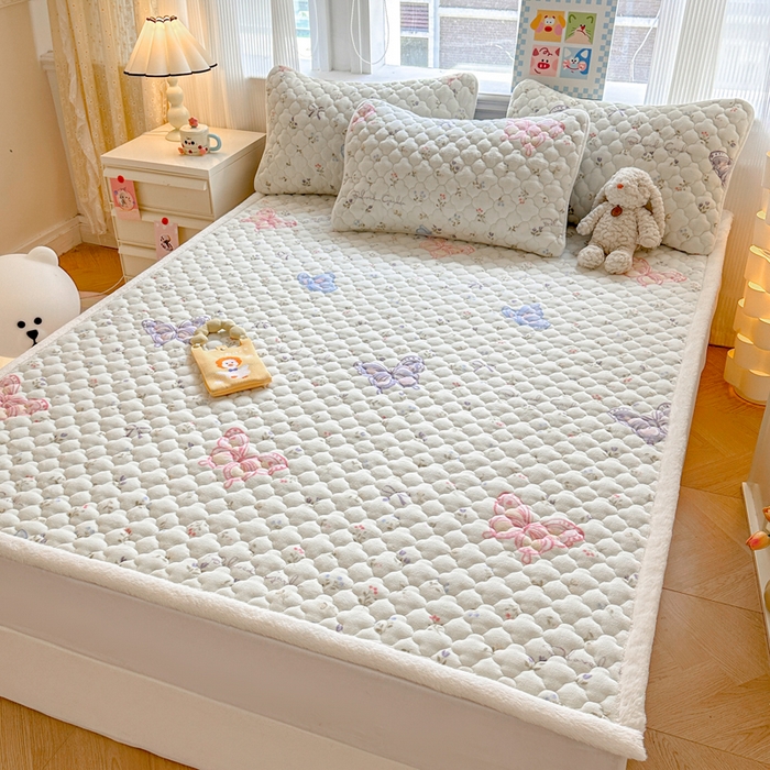 91家纺网 家纺一手货源 找家纺 慕尚家纺 2025牛奶绒床盖床褥被套三件套四件套 床垫-蝴蝶花