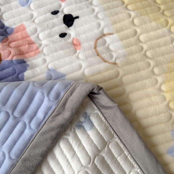 91家纺网 家纺一手货源 找家纺 美梦家纺 2024新款牛奶绒简单款夹棉床盖三件套 萌宝