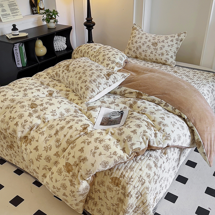 91家纺网 家纺一手货源 找家纺 美梦家纺 2024新款牛奶绒简单款夹棉床盖三件套 蝶舞咖