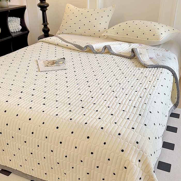 91家纺网 家纺一手货源 找家纺 美梦家纺 2024新款牛奶绒简单款夹棉床盖三件套 波点米