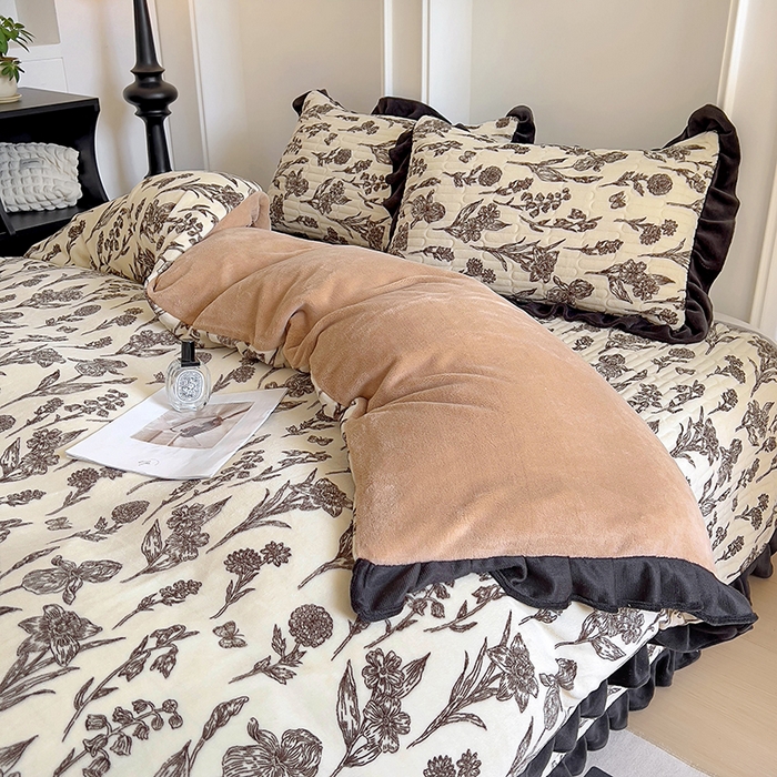 91家纺网 家纺一手货源 找家纺 美梦家纺 2024新款牛奶绒花边款夹棉床盖三件套 花边-艾瑞灰