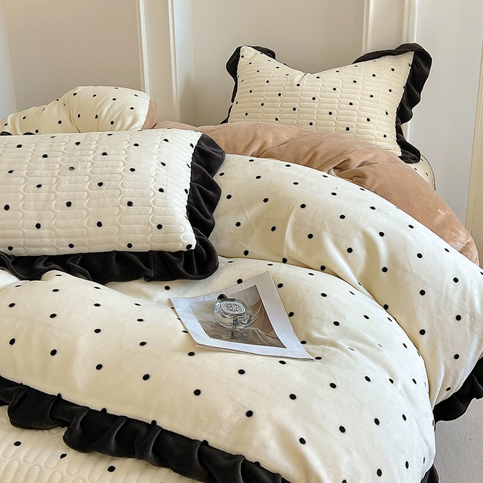 91家纺网 家纺一手货源 找家纺 美梦家纺 2024新款牛奶绒花边款夹棉床盖三件套 花边-波点米