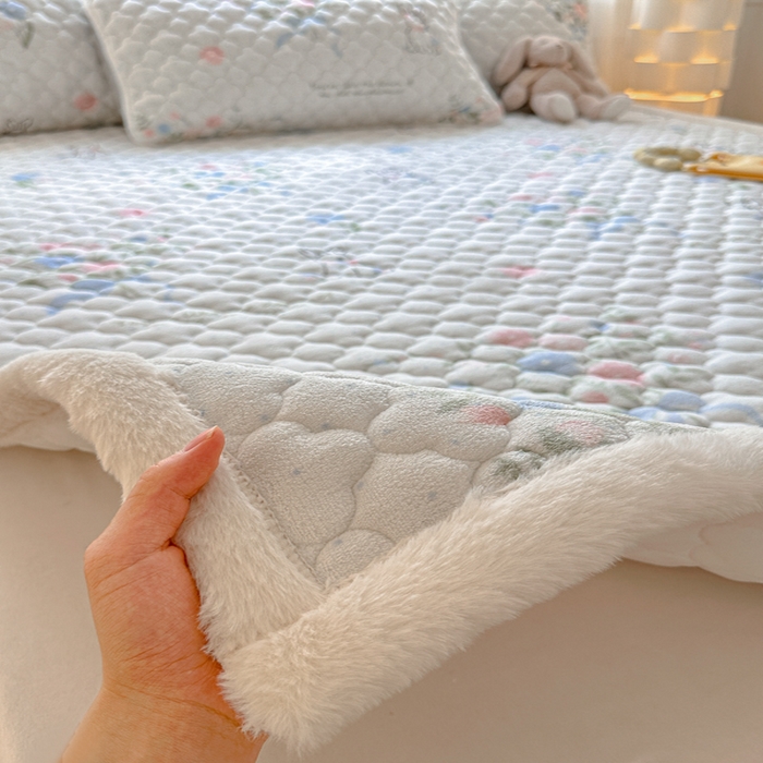 91家纺网 家纺一手货源 找家纺 慕尚家纺 2025牛奶绒床盖床褥被套三件套四件套 床垫-鲜花小兔