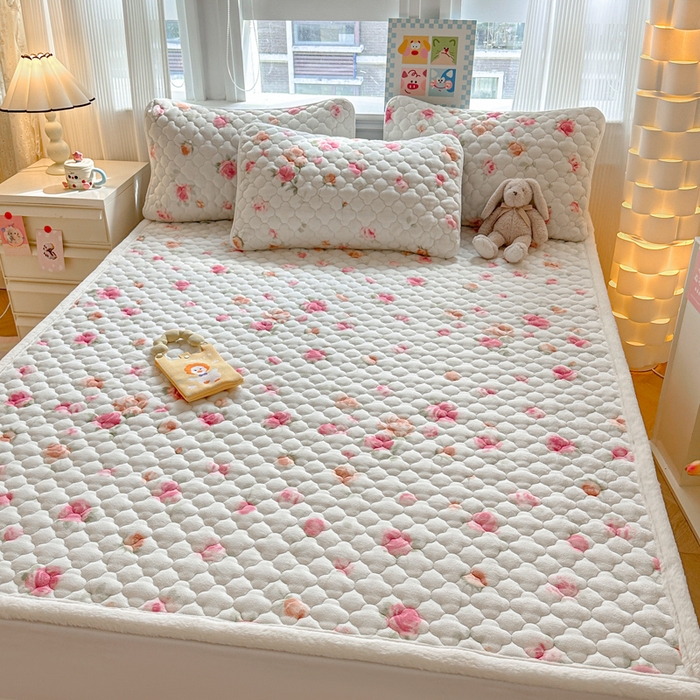 91家纺网 家纺一手货源 找家纺 慕尚家纺 2025牛奶绒床盖床褥被套三件套四件套 床垫-甜美冬日