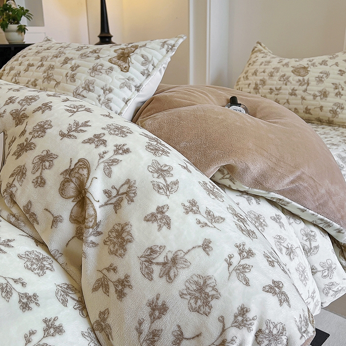 91家纺网 家纺一手货源 找家纺 美梦家纺 2024新款牛奶绒简单款夹棉床盖三件套 蝶舞咖