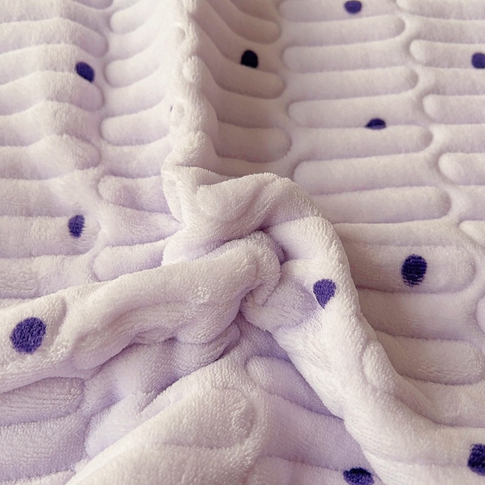 91家纺网 家纺一手货源 找家纺 美梦家纺 2024新款牛奶绒简单款夹棉床盖三件套 波点紫