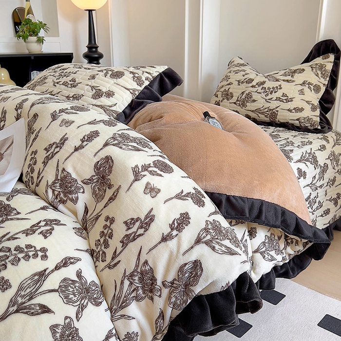 91家纺网 家纺一手货源 找家纺 美梦家纺 2024新款牛奶绒花边款夹棉床盖三件套 花边-艾瑞灰