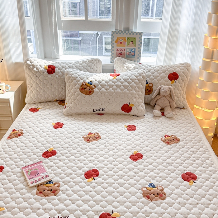 91家纺网 家纺一手货源 找家纺 慕尚家纺 2025牛奶绒床盖床褥被套三件套四件套 床垫-苹果小熊