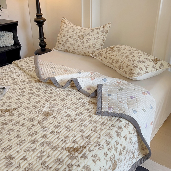 91家纺网 家纺一手货源 找家纺 美梦家纺 2024新款牛奶绒简单款夹棉床盖四件套 蝶舞咖