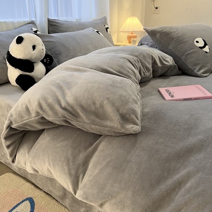 91家纺网 家纺一手货源 找家纺 葡萄家 2024新款卡通牛奶绒毛巾绣可爱熊猫保暖四件套提供买家秀 萌宝牛奶绒-灰