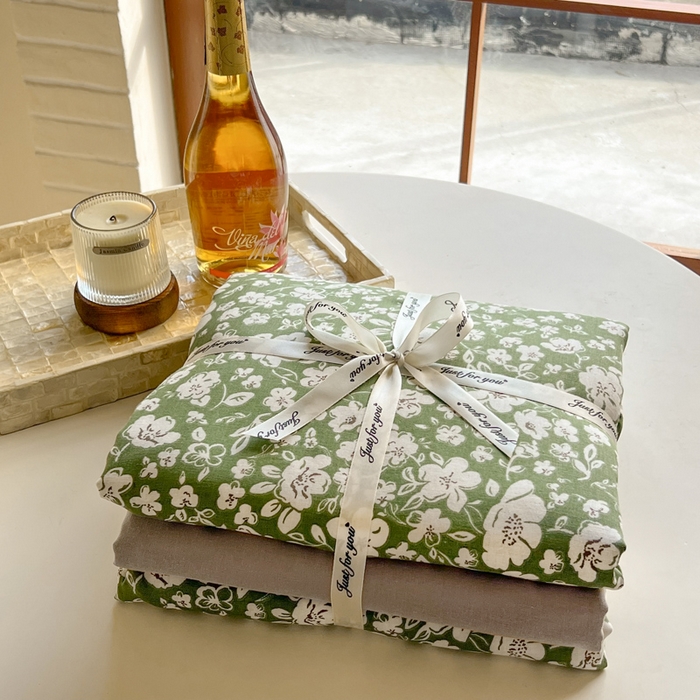 91家纺网 家纺一手货源 找家纺 一比一家纺 2025新款全棉母婴级抗菌有氧全棉双层纱亲肤全棉小清新印花三件套四件套 木槿花-绿