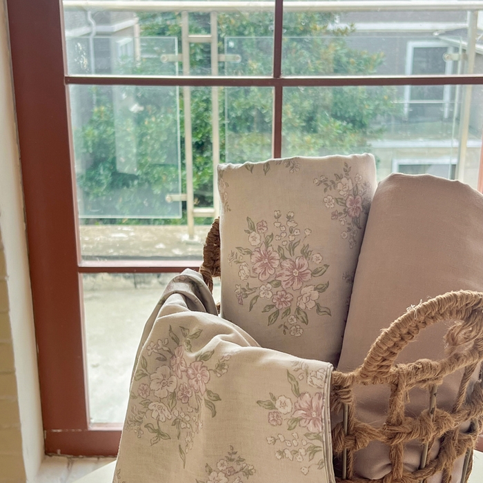 91家纺网 家纺一手货源 找家纺 一比一家纺 2025新款全棉母婴级抗菌有氧全棉双层纱亲肤全棉小清新印花三件套四件套 莱茵茶桂