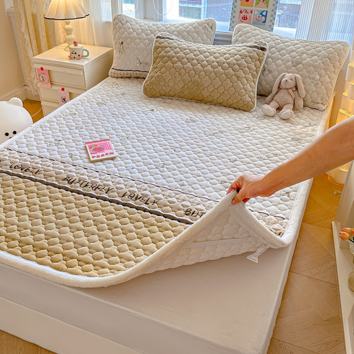 91家纺网 家纺一手货源 找家纺 慕尚家纺 2025牛奶绒床盖床褥被套三件套四件套 床垫-梦蝶