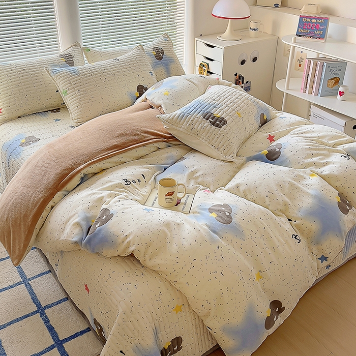 91家纺网 家纺一手货源 找家纺 美梦家纺 2024新款牛奶绒简单款夹棉床盖四件套 象先生蓝