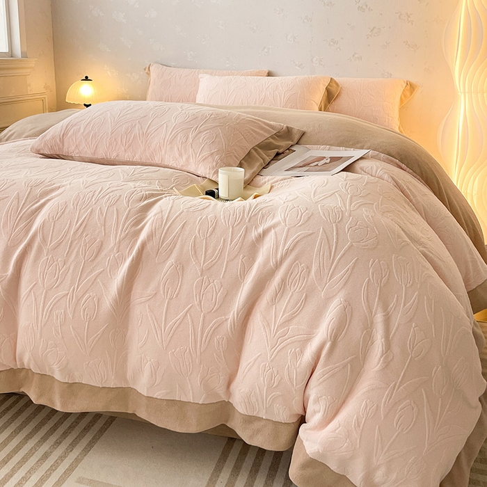 91家纺网 家纺一手货源 找家纺  2024秋冬款9斤重高级感雕花牛奶绒四件套加厚珊瑚绒加绒被套床单床笠床上用品-郁金秘语 白桃色