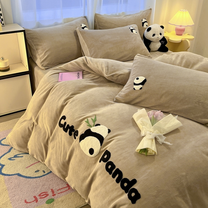 91家纺网 家纺一手货源 找家纺 葡萄家 2024新款卡通牛奶绒毛巾绣可爱熊猫保暖四件套提供买家秀 萌宝牛奶绒-咖