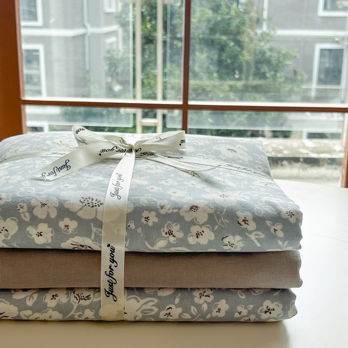 91家纺网 家纺一手货源 找家纺 一比一家纺 2025新款全棉母婴级抗菌有氧全棉双层纱亲肤全棉小清新印花三件套四件套 木槿花-兰