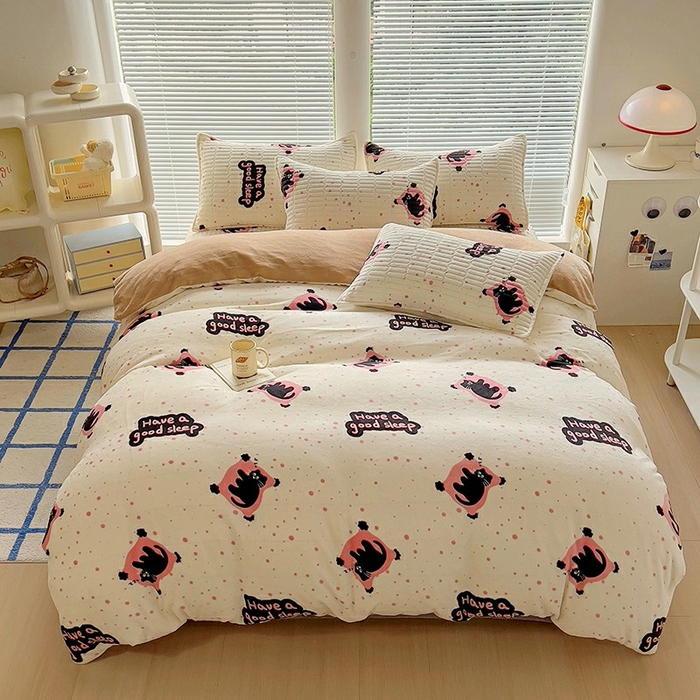 91家纺网 家纺一手货源 找家纺 美梦家纺 2024新款牛奶绒简单款夹棉床盖三件套 晚安猫