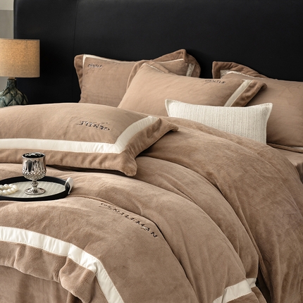 91家纺网 家纺一手货源 找家纺 时亿家居 2024新款300g牛奶绒绣花四件套-奢系列 米驼