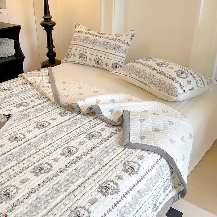 91家纺网 家纺一手货源 找家纺 美梦家纺 2024新款牛奶绒简单款夹棉床盖三件套 漫生活