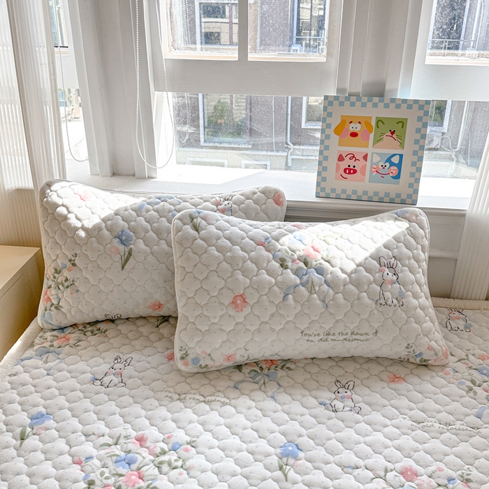 91家纺网 家纺一手货源 找家纺 慕尚家纺 2025牛奶绒床盖床褥被套三件套四件套 床垫-鲜花小兔