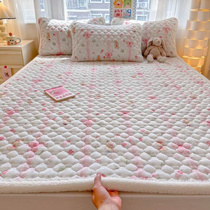 91家纺网 家纺一手货源 找家纺 慕尚家纺 2025牛奶绒床盖床褥被套三件套四件套 床垫-蝴蝶小兔