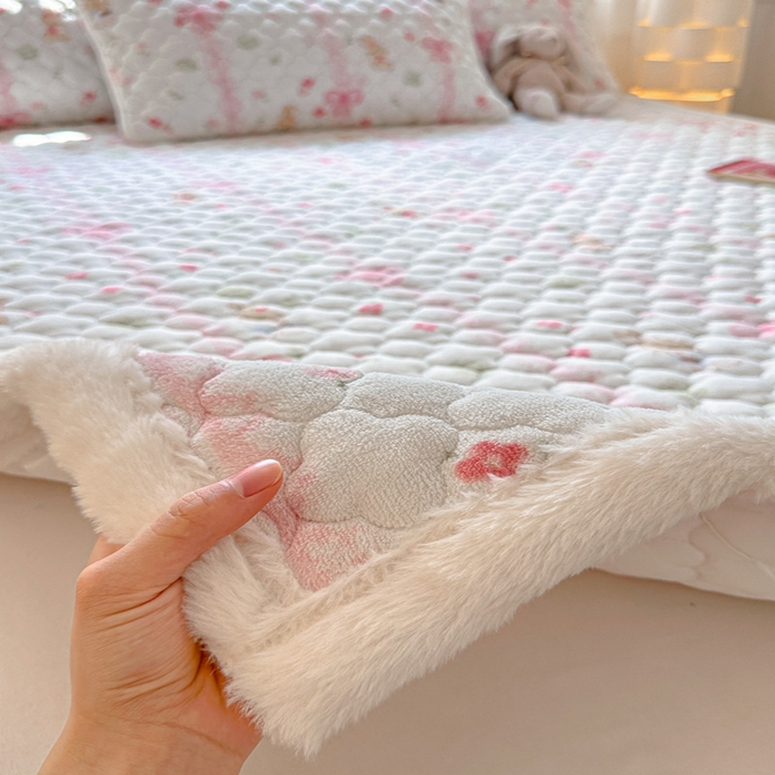 91家纺网 家纺一手货源 找家纺 慕尚家纺 2025牛奶绒床盖床褥被套三件套四件套 床垫-蝴蝶小兔