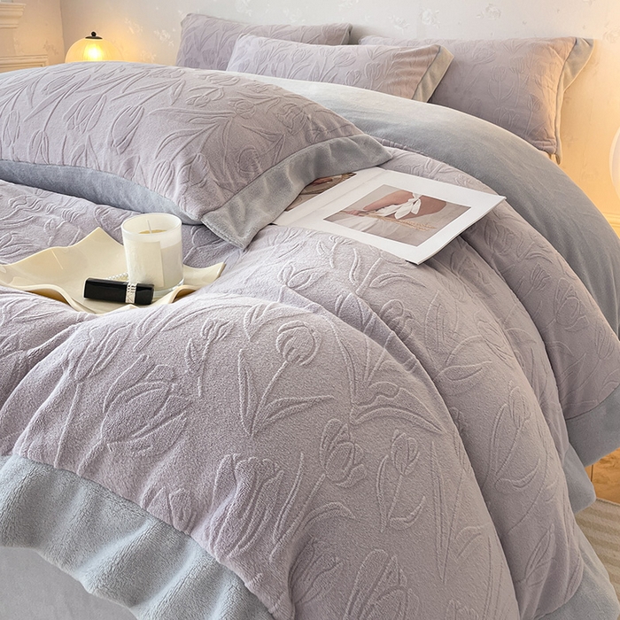 91家纺网 家纺一手货源 找家纺  2024秋冬款9斤重高级感雕花牛奶绒四件套加厚珊瑚绒加绒被套床单床笠床上用品-郁金秘语 风信紫