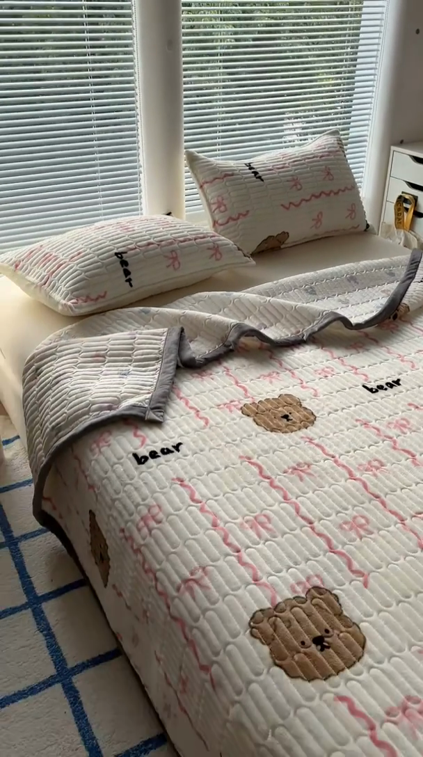 91家纺网 家纺一手货源 找家纺 美梦家纺 2024新款牛奶绒简单款夹棉床盖三件套 青涩粉