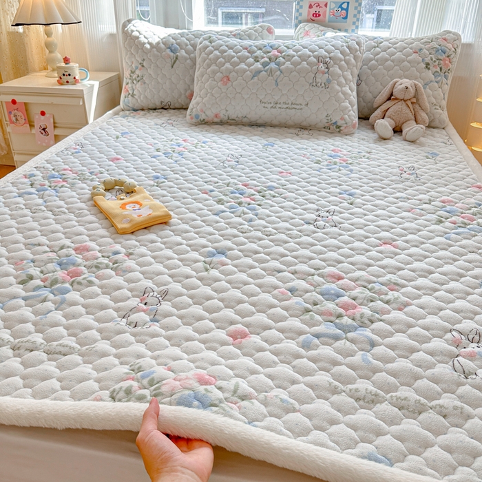 91家纺网 家纺一手货源 找家纺 慕尚家纺 2025牛奶绒床盖床褥被套三件套四件套 床垫-鲜花小兔