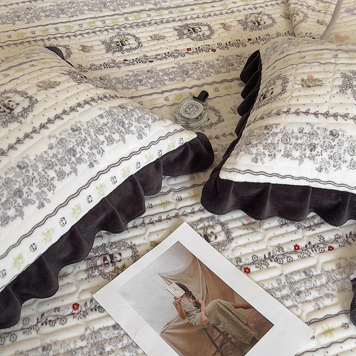 91家纺网 家纺一手货源 找家纺 美梦家纺 2024新款牛奶绒花边款夹棉床盖三件套 花边-漫生活