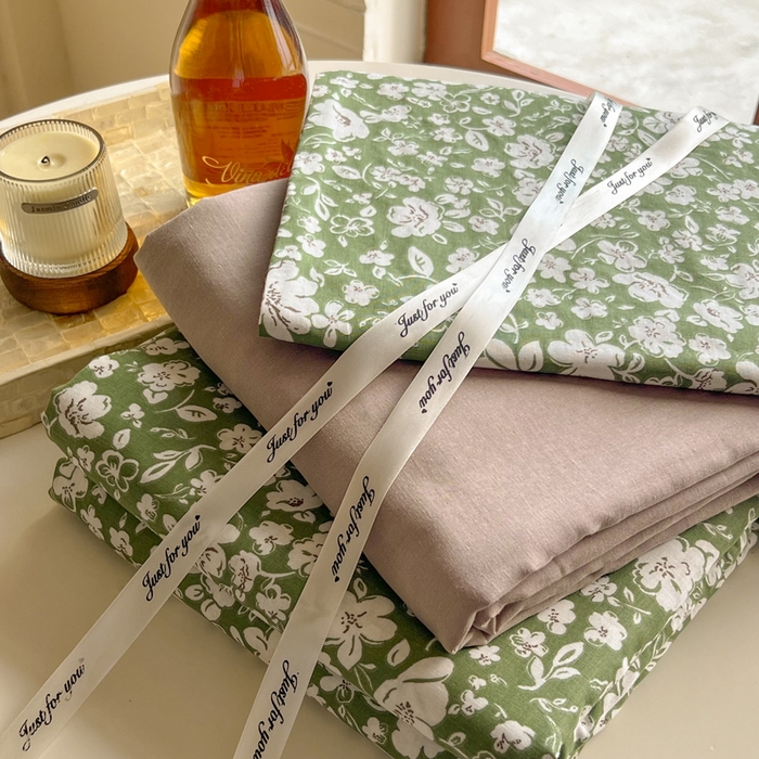 91家纺网 家纺一手货源 找家纺 一比一家纺 2025新款全棉母婴级抗菌有氧全棉双层纱亲肤全棉小清新印花三件套四件套 木槿花-绿