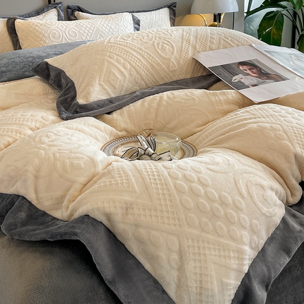 91家纺网 家纺一手货源 找家纺 总绘萱 2025新爆款高密消光宽边拼角雕花牛奶绒四件套双拼纯色