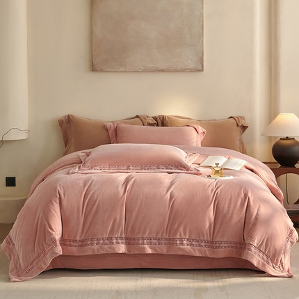 91家纺网 家纺一手货源 找家纺 （总）淼铭家纺 2025新款A类婴肤绒轻奢镂空工艺四件套-爵系列