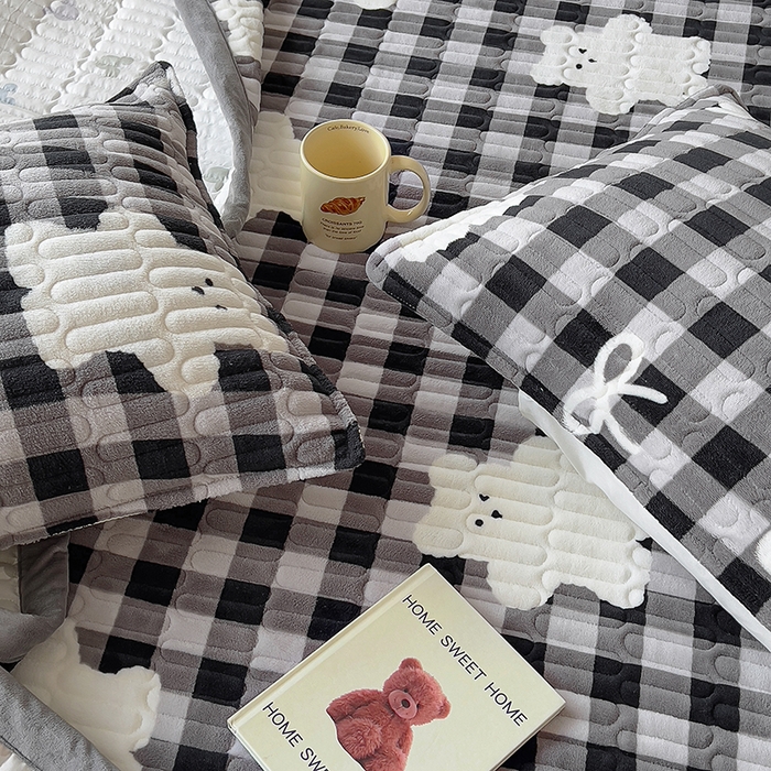 91家纺网 家纺一手货源 找家纺 美梦家纺 2024新款牛奶绒简单款夹棉床盖三件套 精灵熊黑