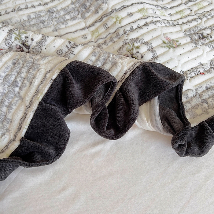 91家纺网 家纺一手货源 找家纺 美梦家纺 2024新款牛奶绒花边款夹棉床盖三件套 花边-漫生活