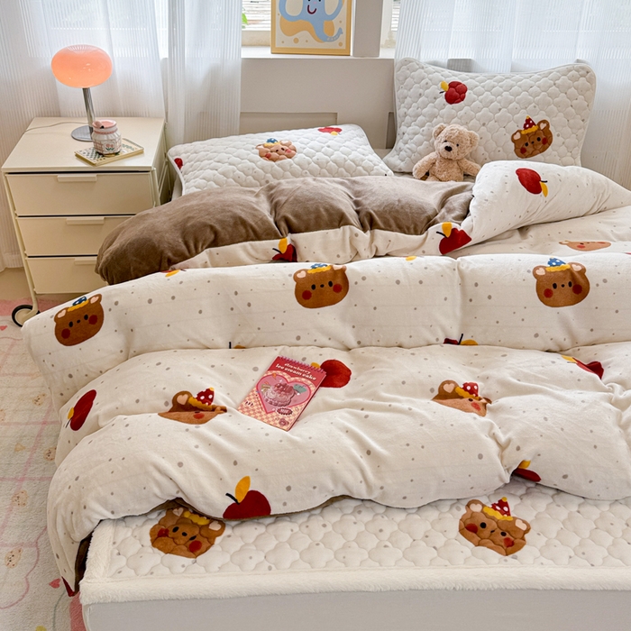 91家纺网 家纺一手货源 找家纺 慕尚家纺 2025牛奶绒床盖床褥被套三件套四件套 床垫-苹果小熊