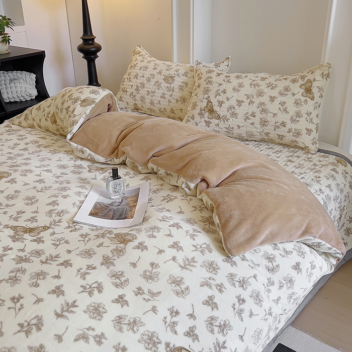 91家纺网 家纺一手货源 找家纺 美梦家纺 2024新款牛奶绒简单款夹棉床盖三件套 蝶舞咖