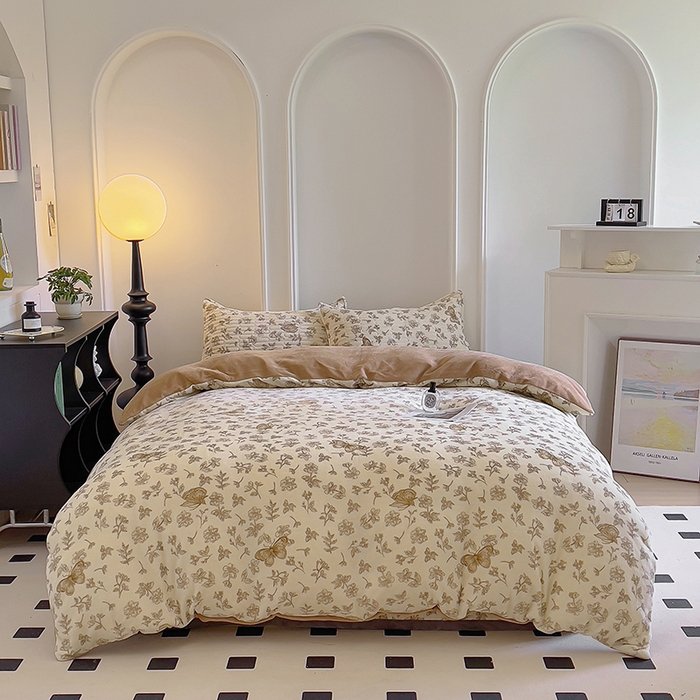 91家纺网 家纺一手货源 找家纺 美梦家纺 2024新款牛奶绒简单款夹棉床盖四件套 蝶舞咖