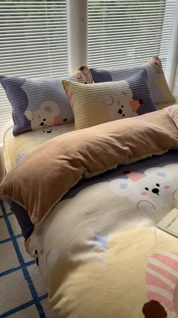 91家纺网 家纺一手货源 找家纺 美梦家纺 2024新款牛奶绒简单款夹棉床盖四件套 萌宝