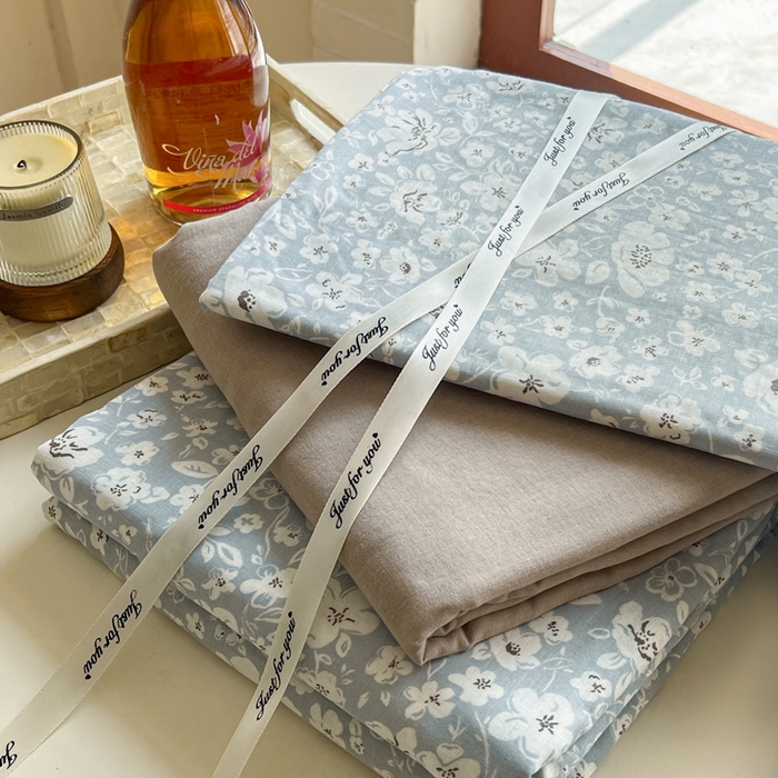 91家纺网 家纺一手货源 找家纺 一比一家纺 2025新款全棉母婴级抗菌有氧全棉双层纱亲肤全棉小清新印花三件套四件套 木槿花-兰