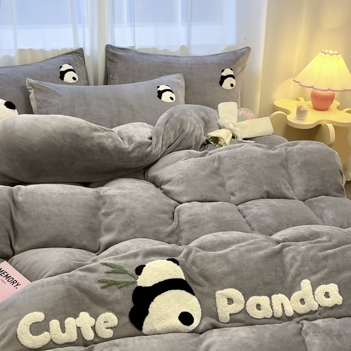 91家纺网 家纺一手货源 找家纺 葡萄家 2024新款卡通牛奶绒毛巾绣可爱熊猫保暖四件套提供买家秀 萌宝牛奶绒-灰