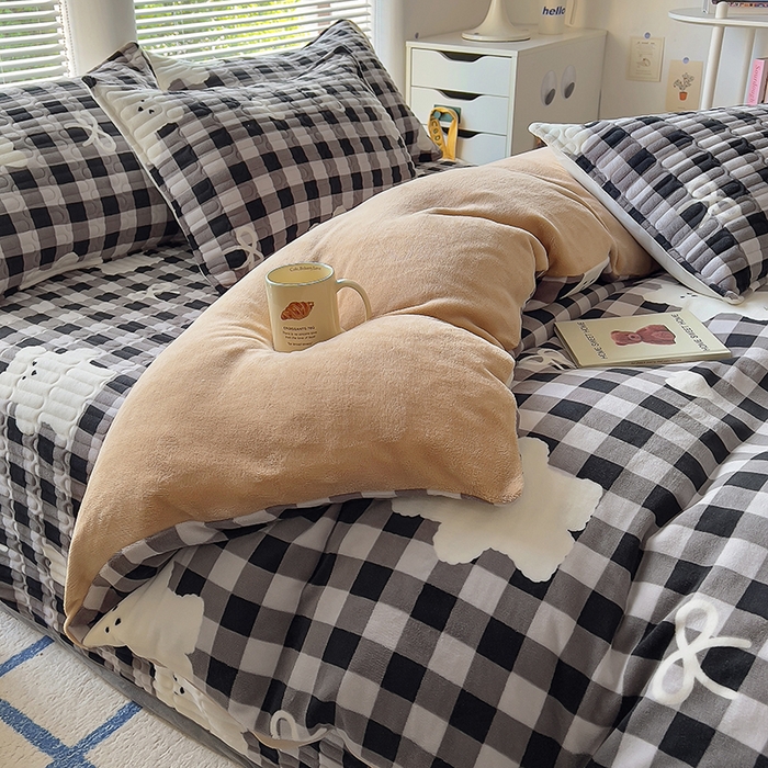 91家纺网 家纺一手货源 找家纺 美梦家纺 2024新款牛奶绒简单款夹棉床盖四件套 精灵熊黑