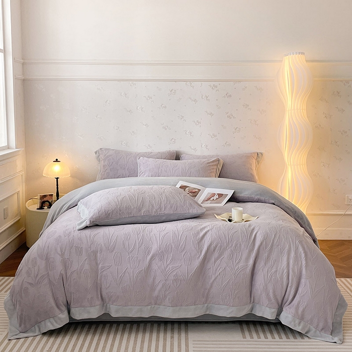 91家纺网 家纺一手货源 找家纺  2024秋冬款9斤重高级感雕花牛奶绒四件套加厚珊瑚绒加绒被套床单床笠床上用品-郁金秘语 风信紫